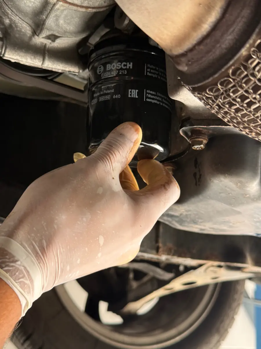 Nieuw Bosch oliefilter monteren in de werkplaats van Leermans Automotive